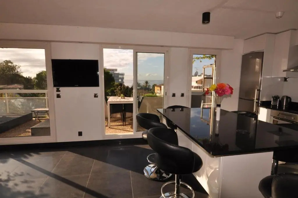 Gorgeous one-bedroom apartment with terrace and sea view