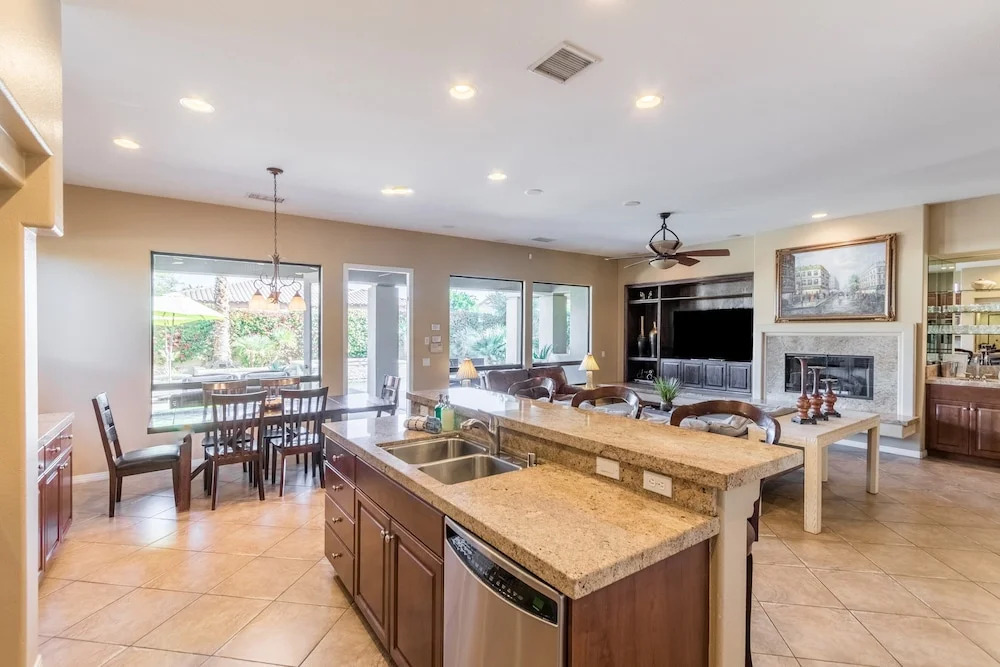 Aurora by AvantStay Stylish Spacious Oasis w Pool Spa BBQ