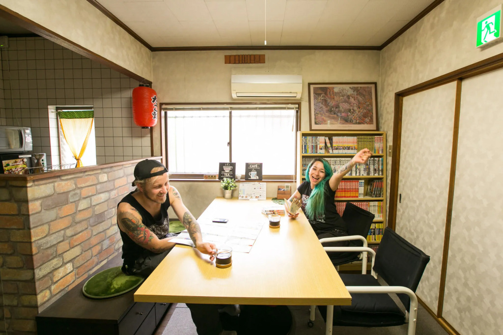 Airloghouse - Comic Inn -