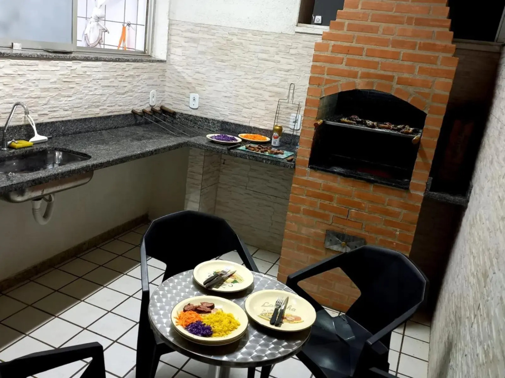 Apartamento Frente para o Mar-PÉ NA AREIA -VISTA TOTAL PARA O MAR -ÁREA DE CHURRASCO PRIVATIVA COBERTA-WIFI-NETFLIX -DISNEY PLUS -STARMAX- HBO MAX - JOGOS- FIRE TV STICK POR COMANDO DE VOZ- TV DE ASSINATURA EM TODOS OS QUARTOS