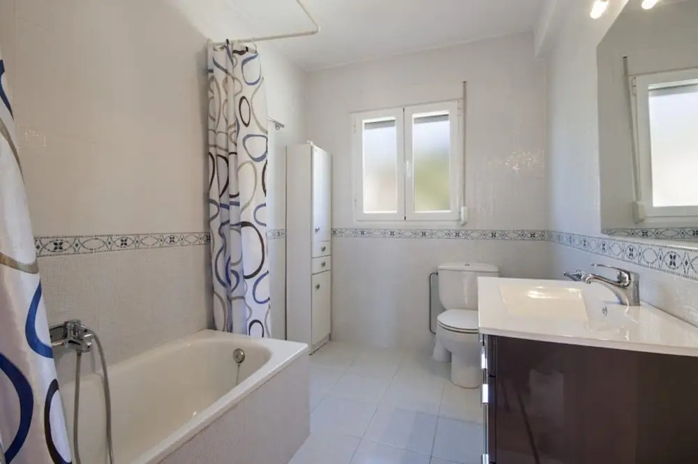 Villa - 5 Bedrooms with Pool and WiFi - 105012