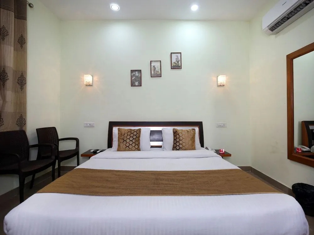 OYO 9956 Hotel Pelican Inn