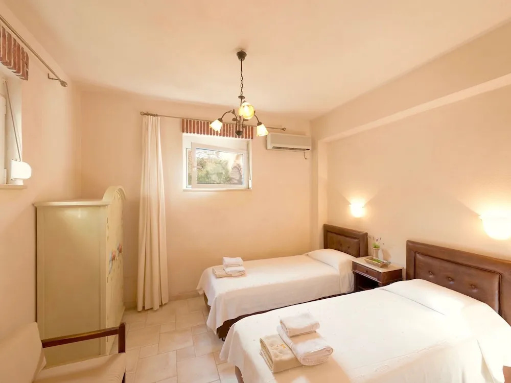Peaceful Villa on Kamilari with Pool And Sun Lounger
