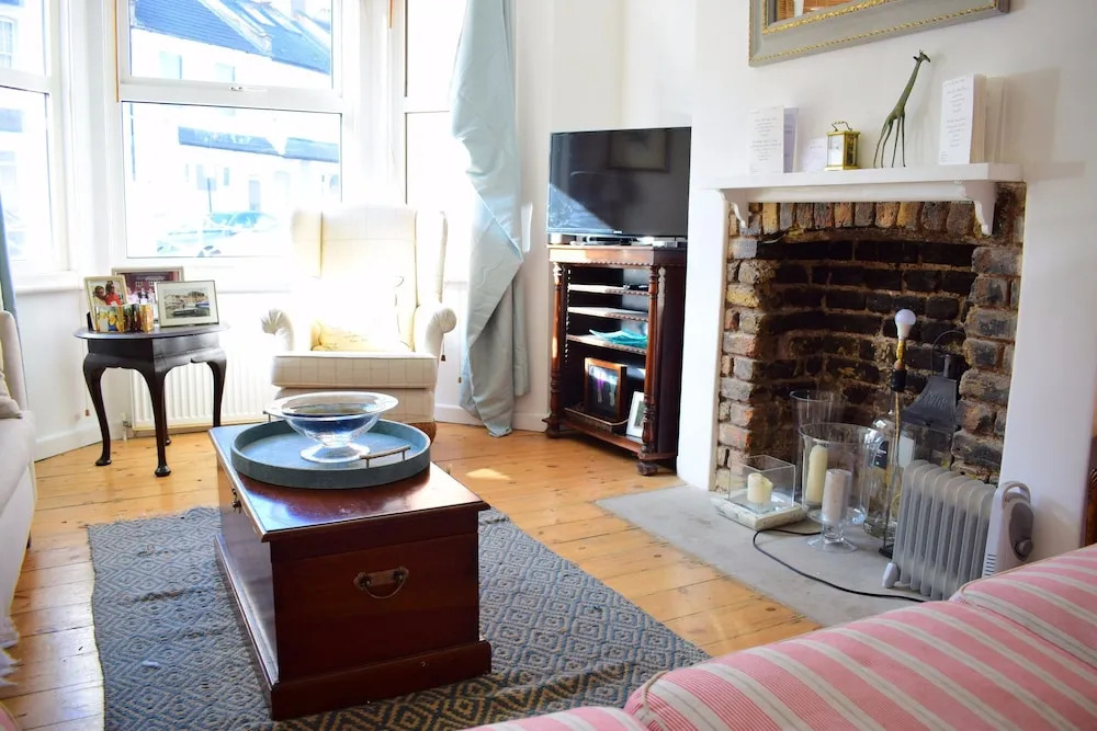 1 Bedroom Home With Private Garden in Barons Court