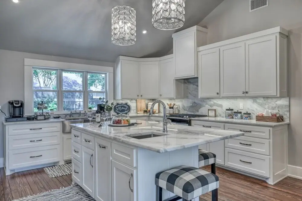 Modern Luxurious Home-w/game Room and Firepit!