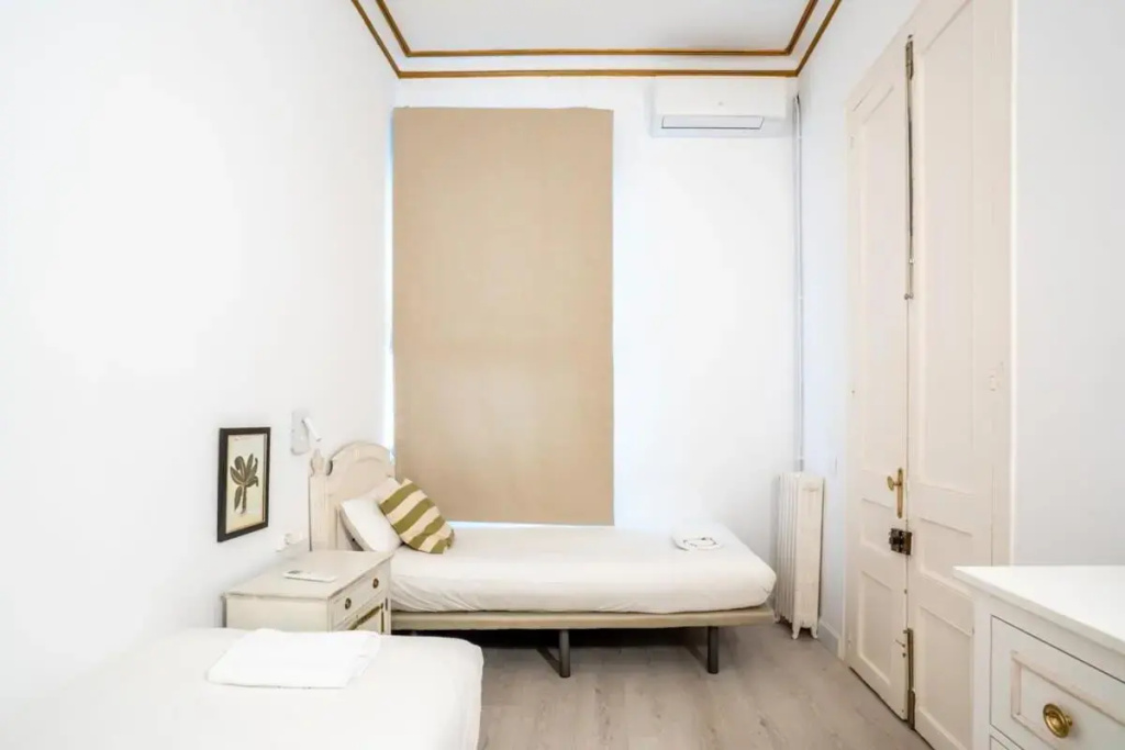 Placa Catalunya V Charming and Exquisite 5Bd Apartment with Large Balcony