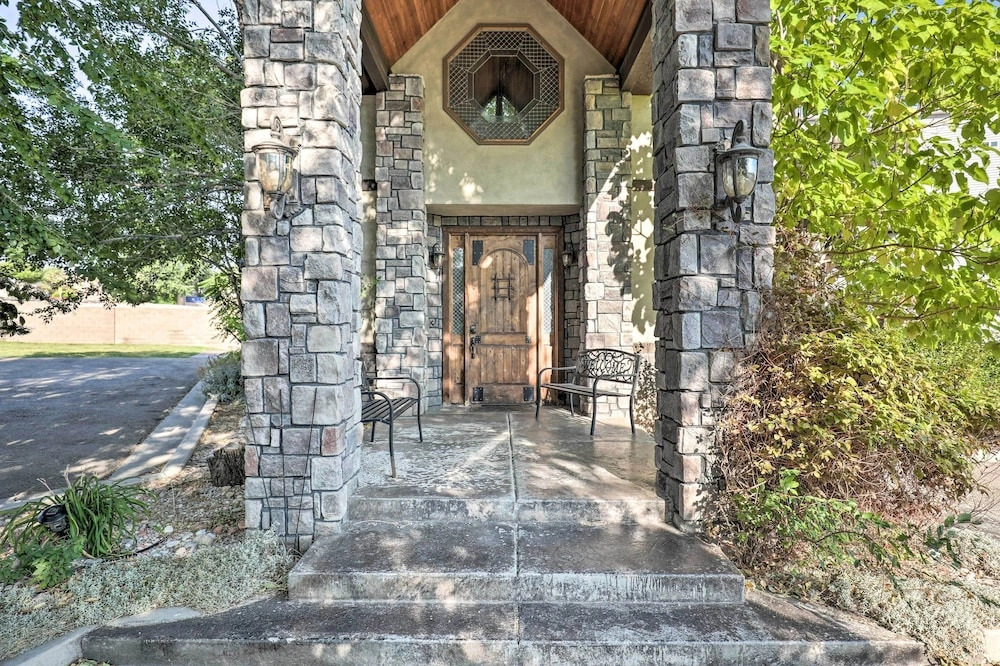 Luxurious Cedar City Getaway: 32 Mi to Brian Head!