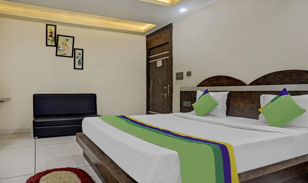 FabHotel Jalsa DLX