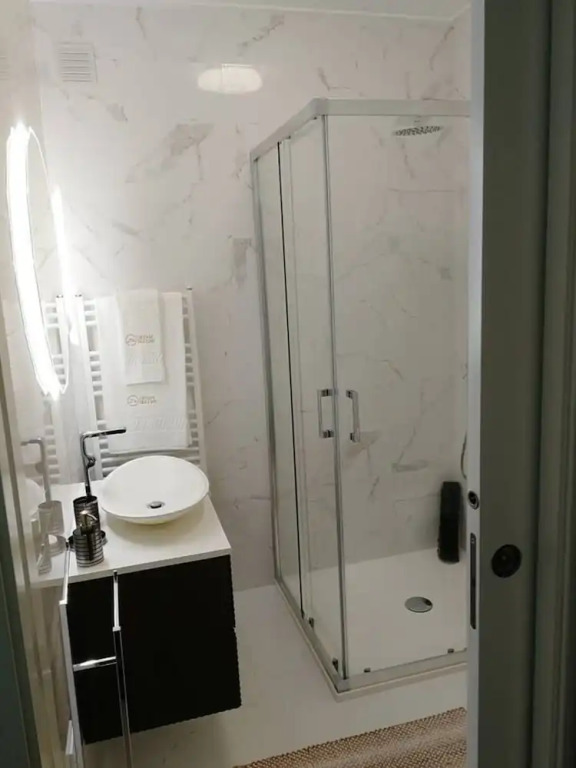 2 Bed Flat - Sleeps 6 - Pool - Parking - Wifi