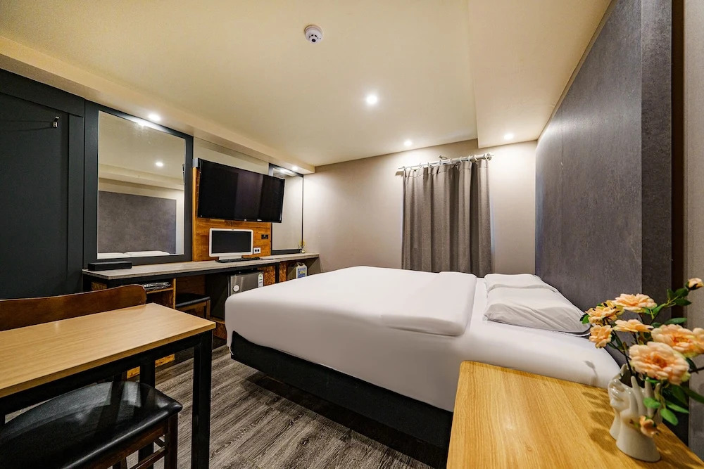 27 Hotel