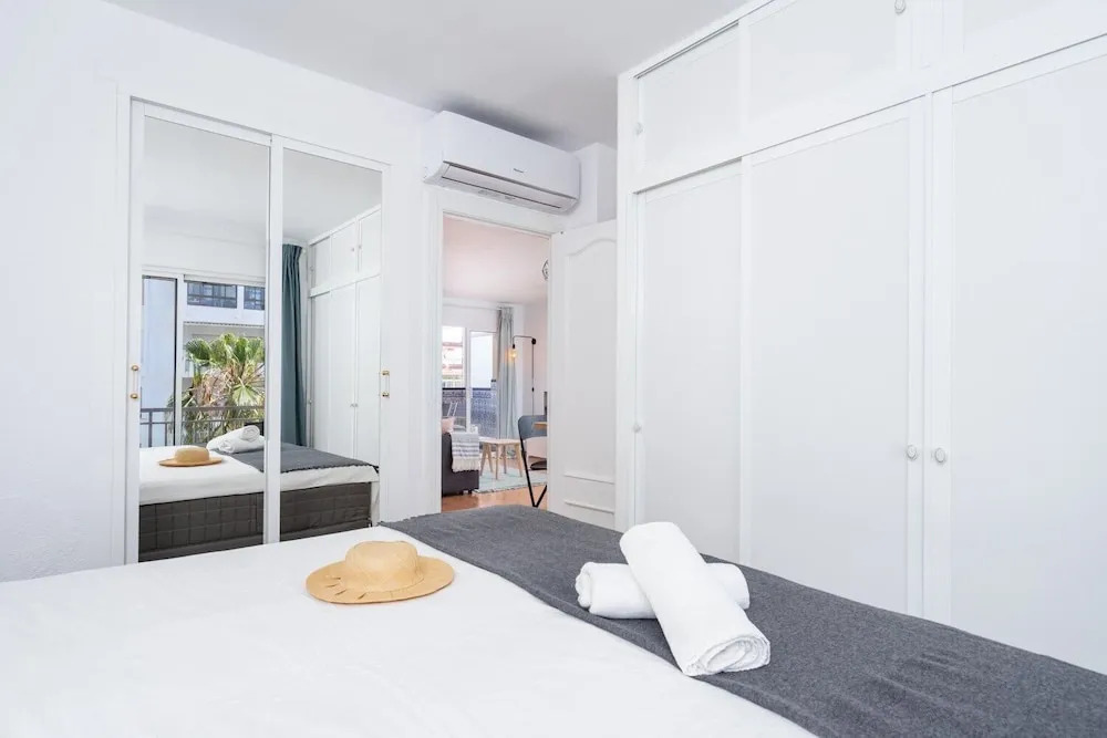 Delightful Apartment on The First Shoreline Ref 141