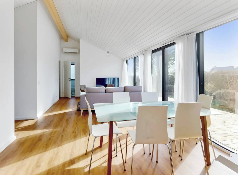 Stylish Cottage Near Beach, Cliff and Harbour Life