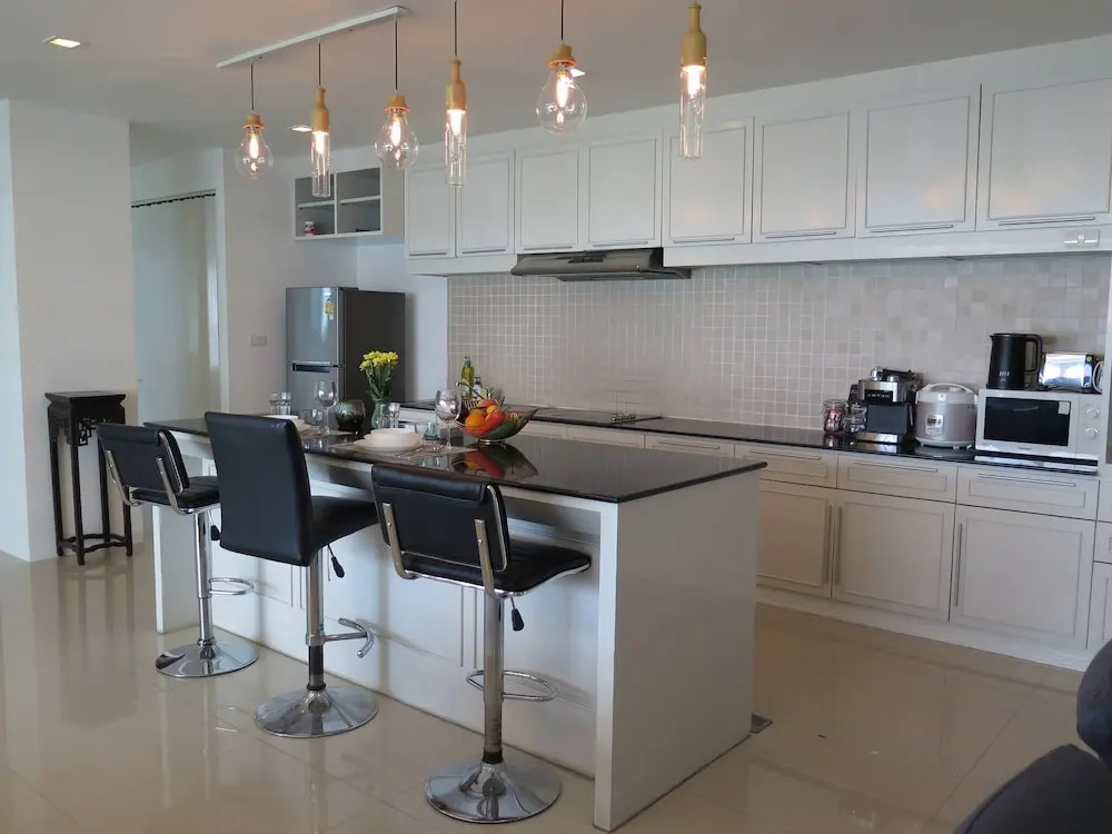 6-18 - 3 Bdr Spacious Penthouse With Shared Pool