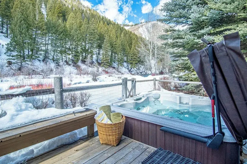 River House - 4BD Riverfront, Hot Tub, Near SV Ski Lifts!