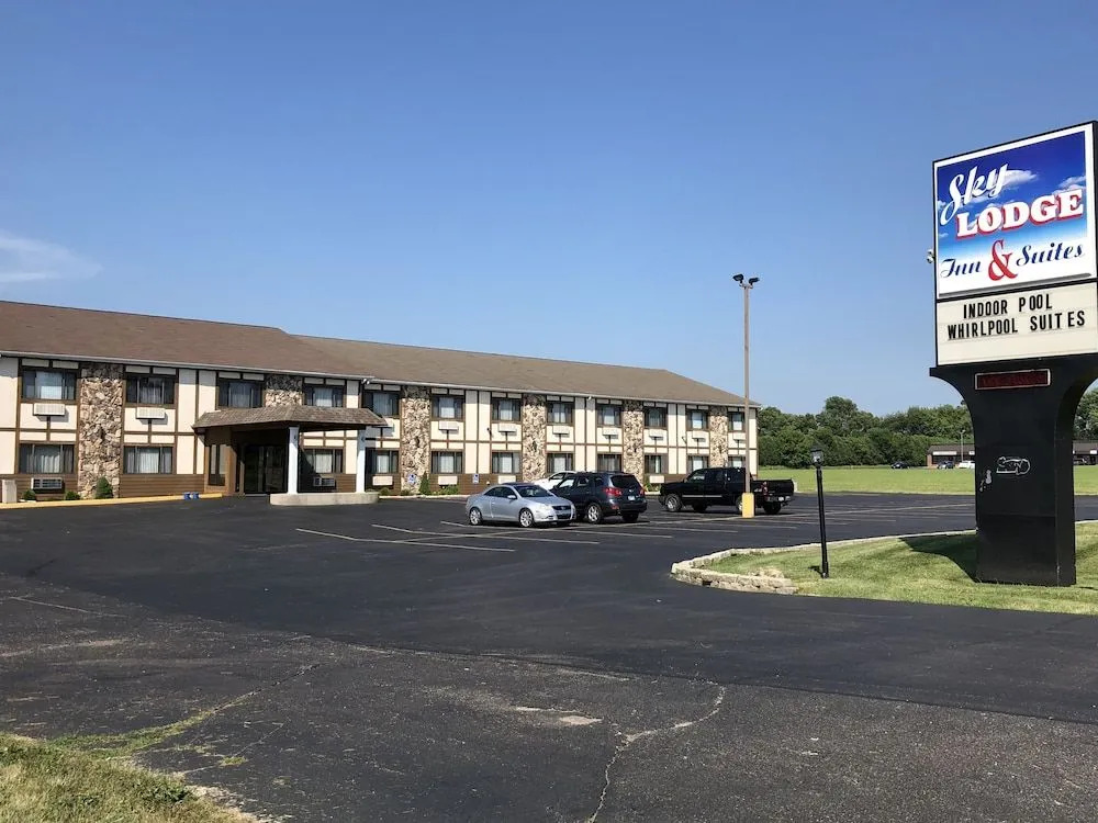 Sky Lodge Inn & Suites - Delavan