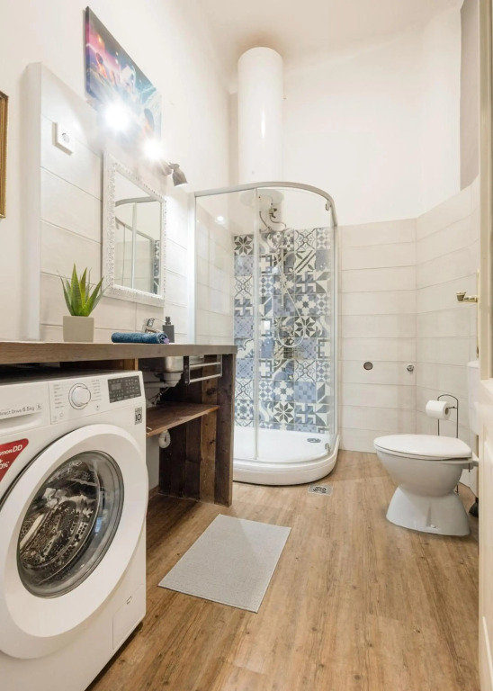 Elisabeth Bridge Home in the Heart of the city with AC