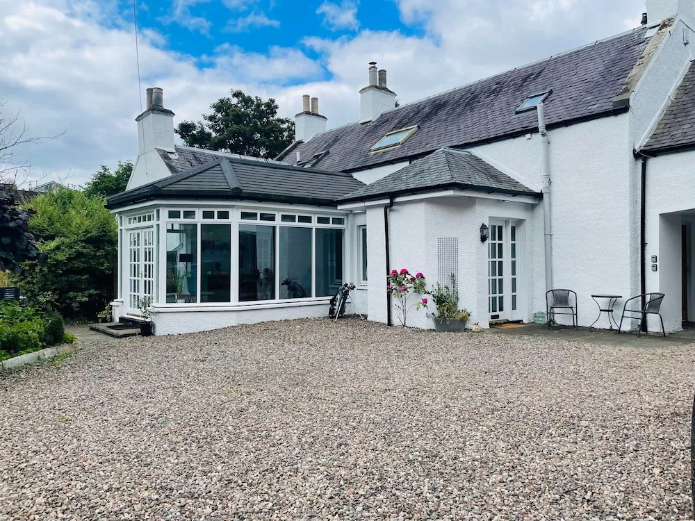 5 Bedrooms/sleeps 10-12/free Wifi & Parking/garden