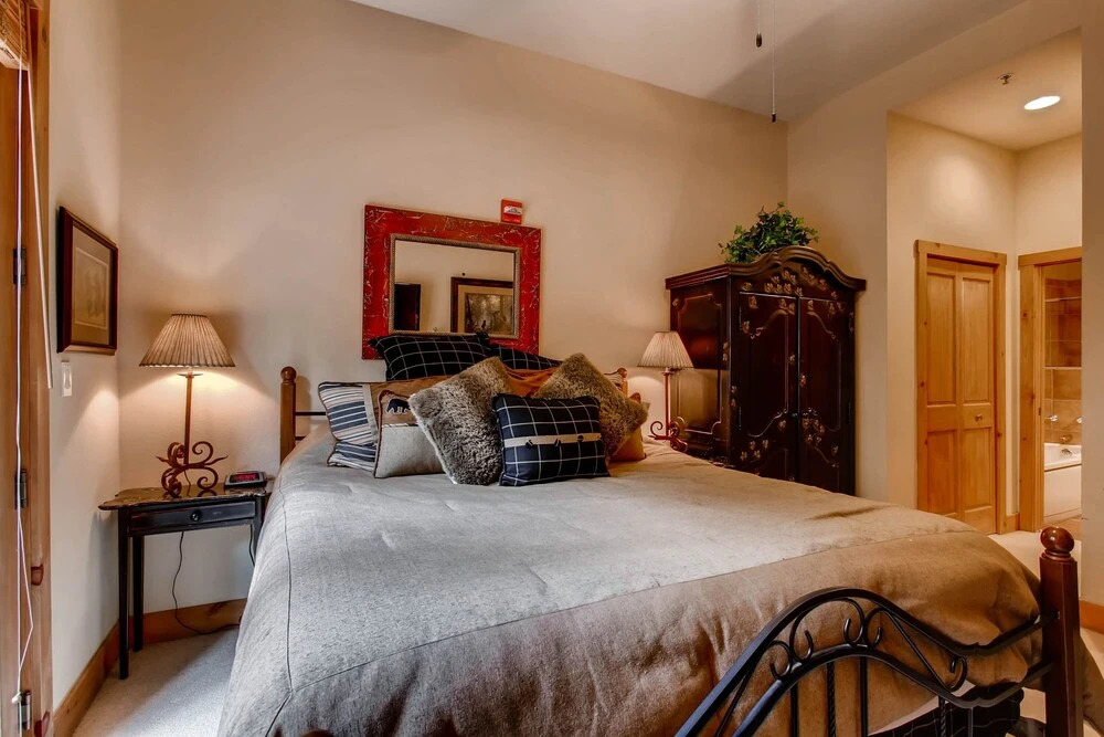 Luxury 3br Ski In-out /firepit, Pool, Sauna 3 Bedroom Condo by RedAwning