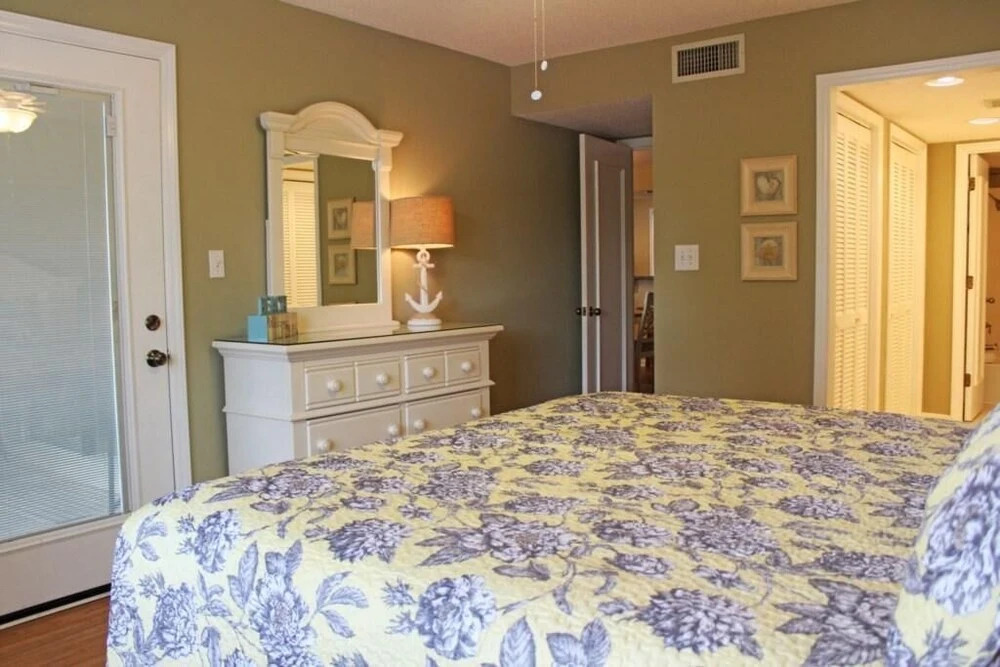 Spacious Villa Steps From Beach at Kingston!
