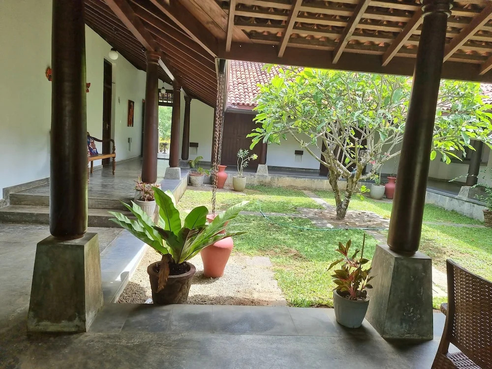 Ardeen Villa - superb 3 bedroom beachfront BB for 6, in Ranna- Tangalle- pick up, serviced, taxes included