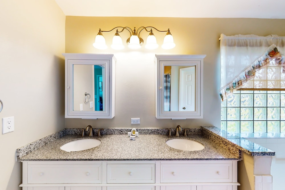 Private Pool Home With Spa, Screened Patio, Central AC, & Washer/dryer