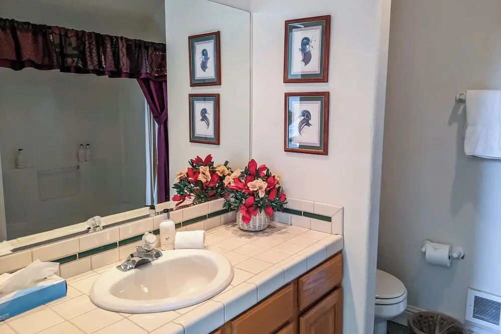 3BR Townhome w/ Mountain View & Balcony
