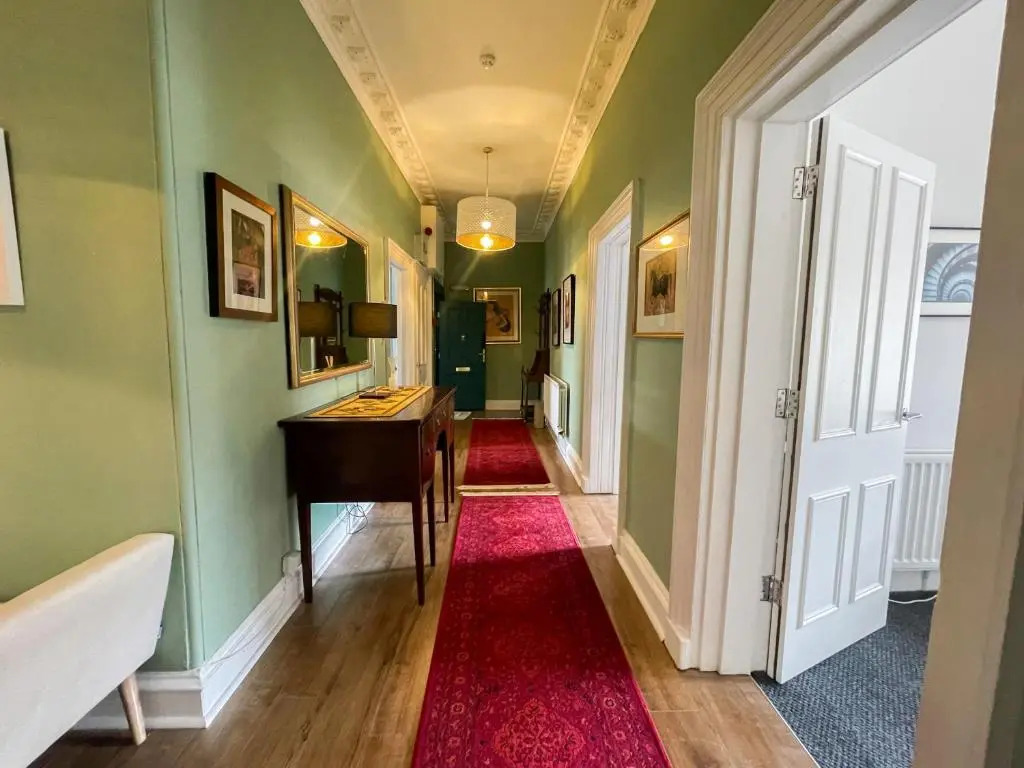 Spacious 3 bedroom Victorian flat City Centre