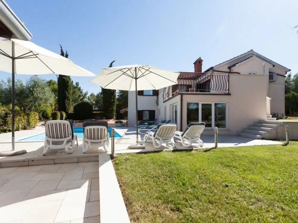 Villa Rosy Comfortable Holiday Residence
