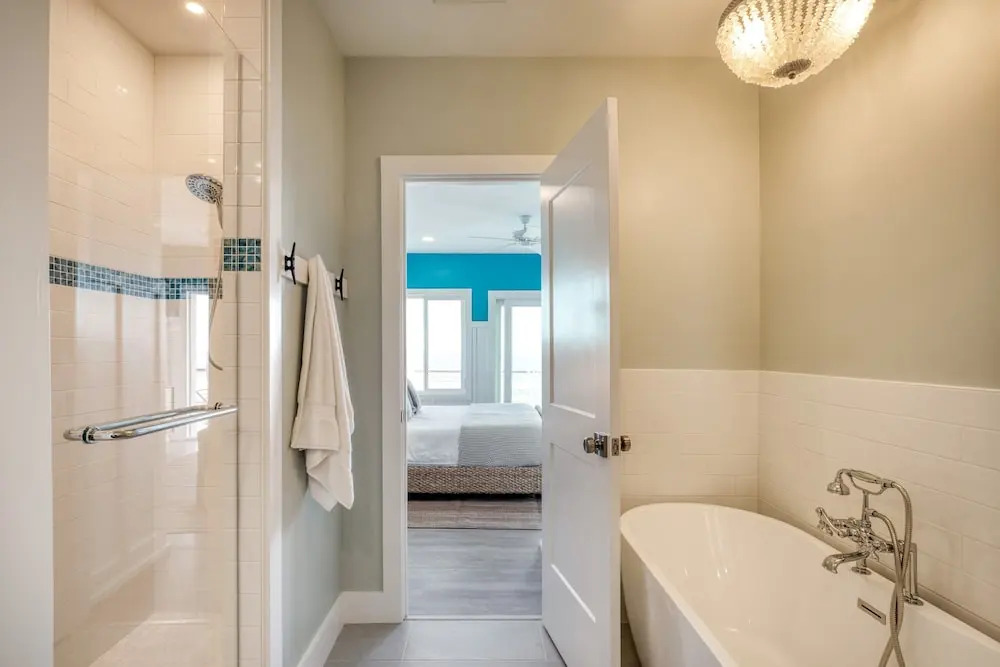 Ocean's Eye by Avantstay Beach Front Home w/ Roof Top, Pool & Putting Green!