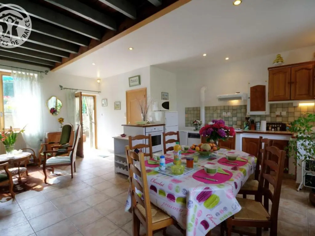Gîte Charmant avec Terrasse et Jardin, Animaux Bienvenus - FR-1-496-90