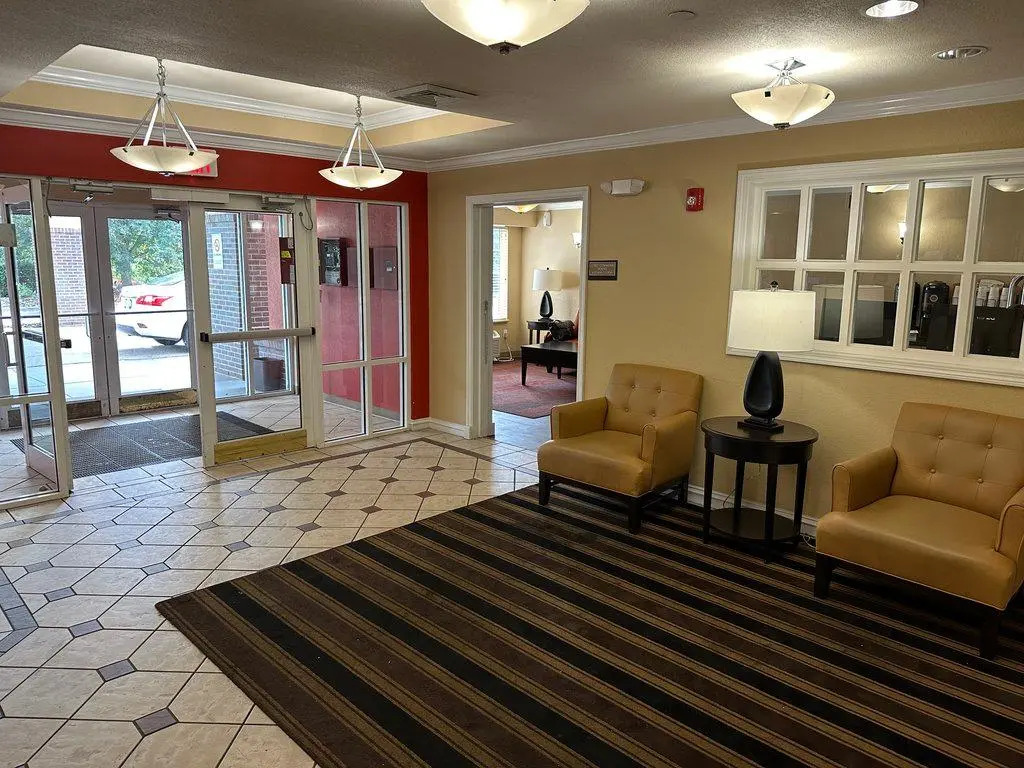 HomeTowne Studios by Red Roof Southfield