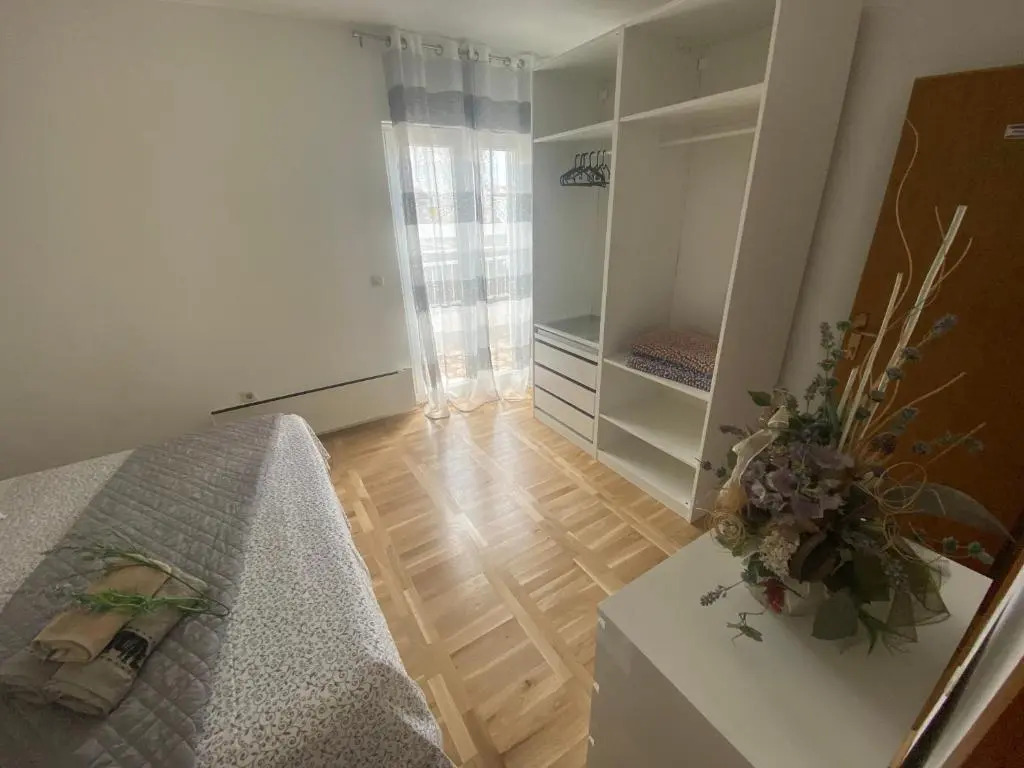 Apartment and room Marin Makarska