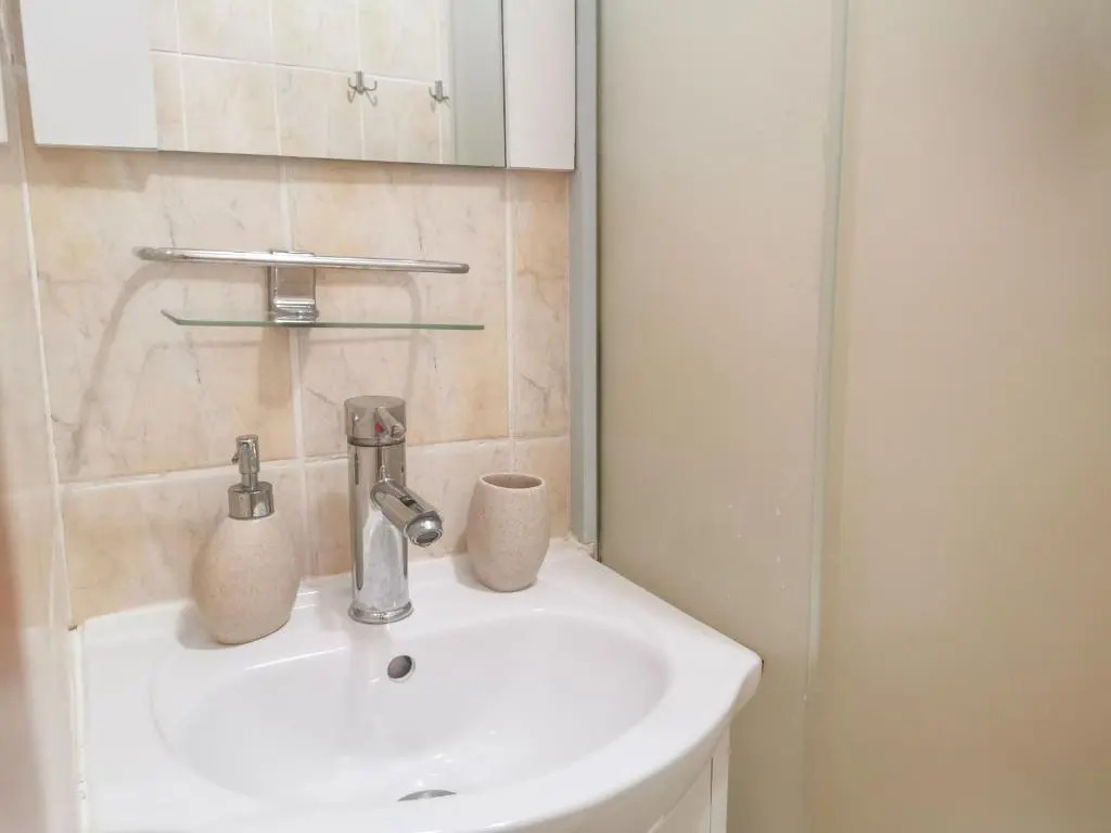 Charming Modern Apartment, Minutes from Downtown