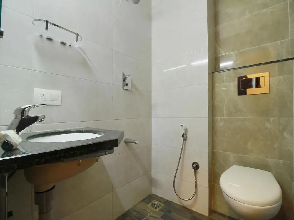 OYO 15909 The Traders Hotel