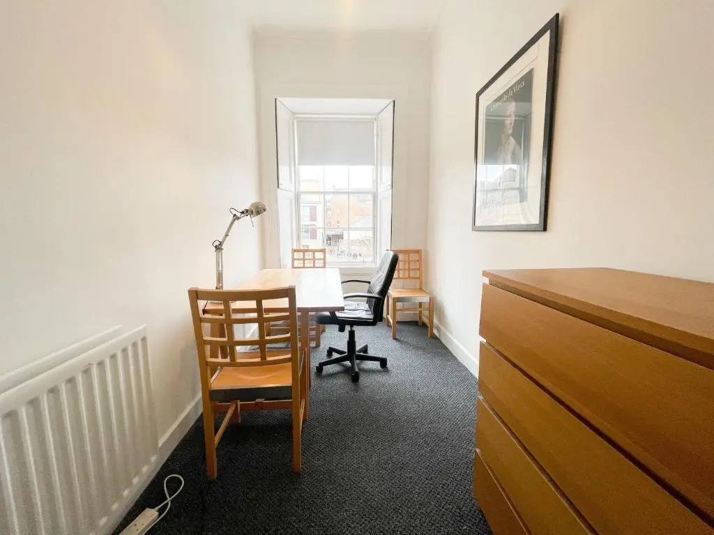Spacious 3 bedroom Victorian flat City Centre