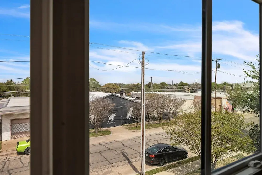 Modern 3br In Bishop Arts Walk To Shops & Dining 3 Bedroom Duplex