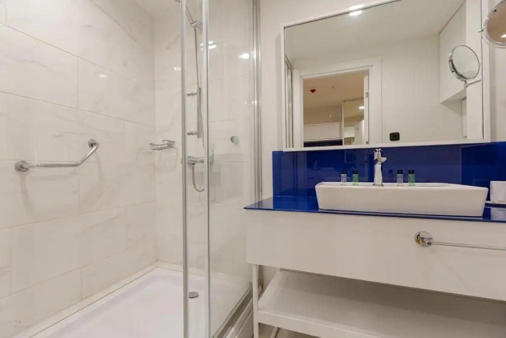1BR apt with balcony sea views 2 min from the sea