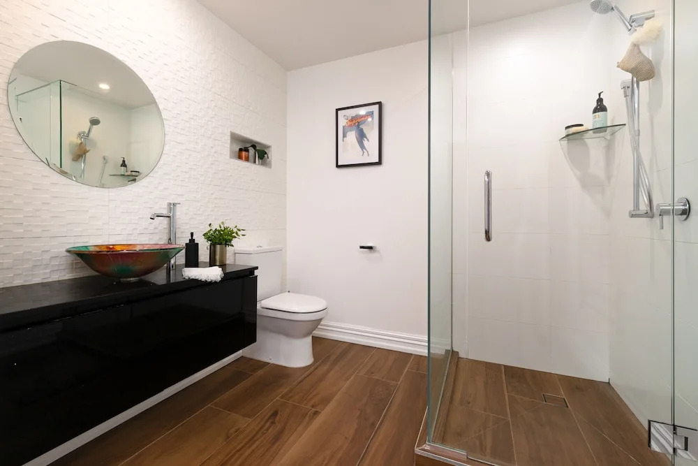 Beautiful Modern Central City Apartment