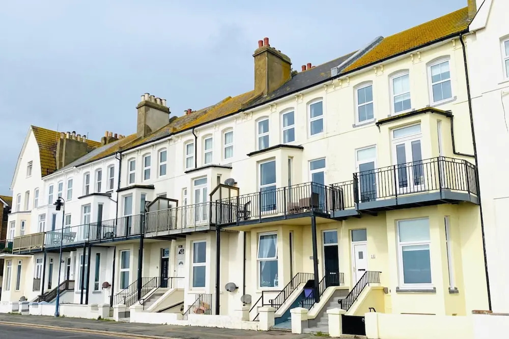 Beachfront Bolthole With Seaview in Idyllic Hythe