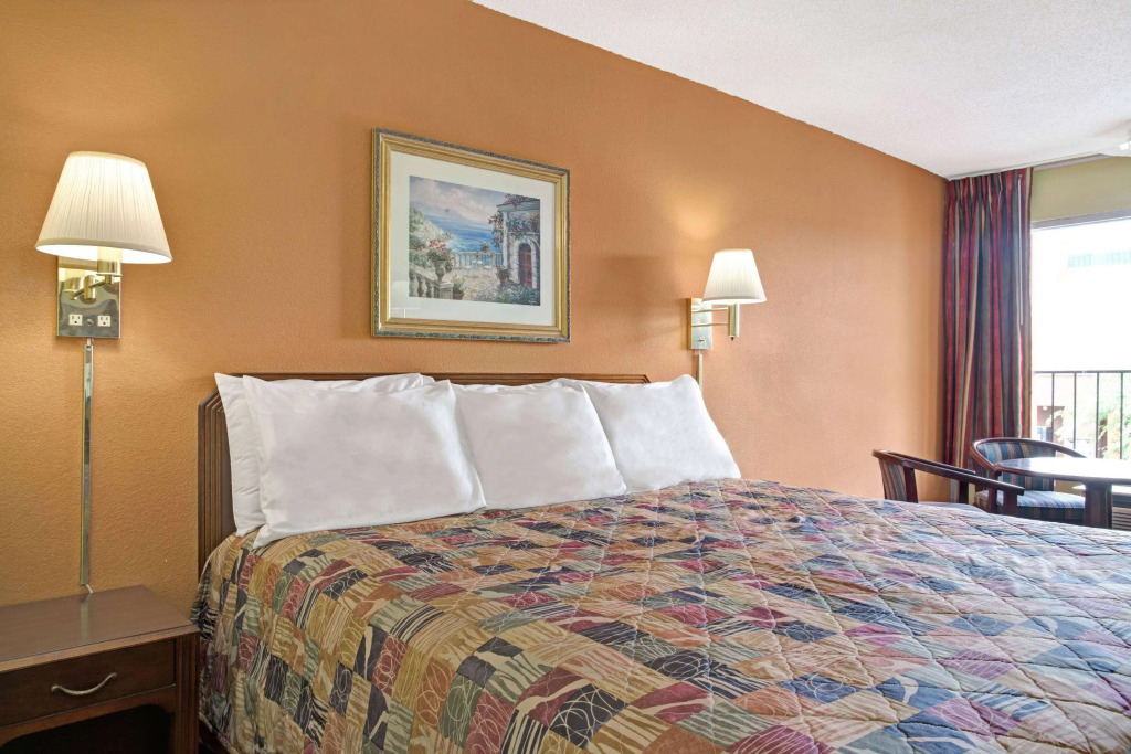 Days Inn by Wyndham Benson