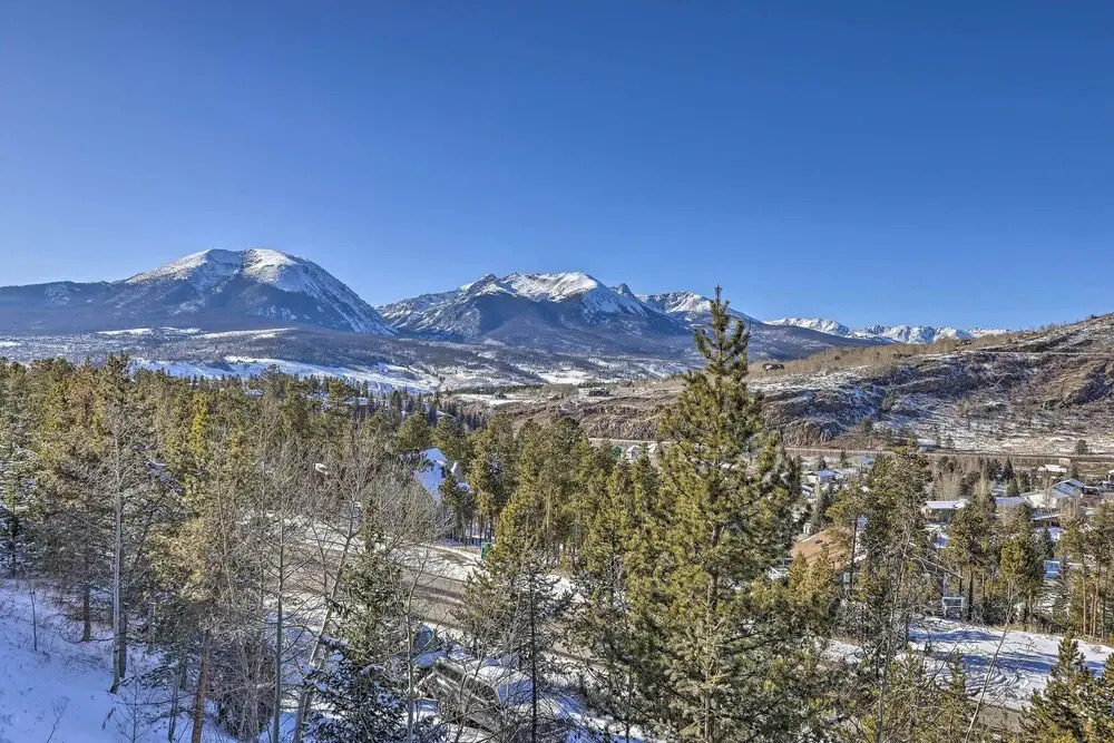 7 Mi to Keystone: Mtn-view Abode w/ Deck!