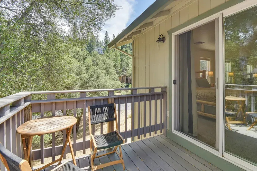 Gateway to Yosemite: Group-friendly Groveland Home