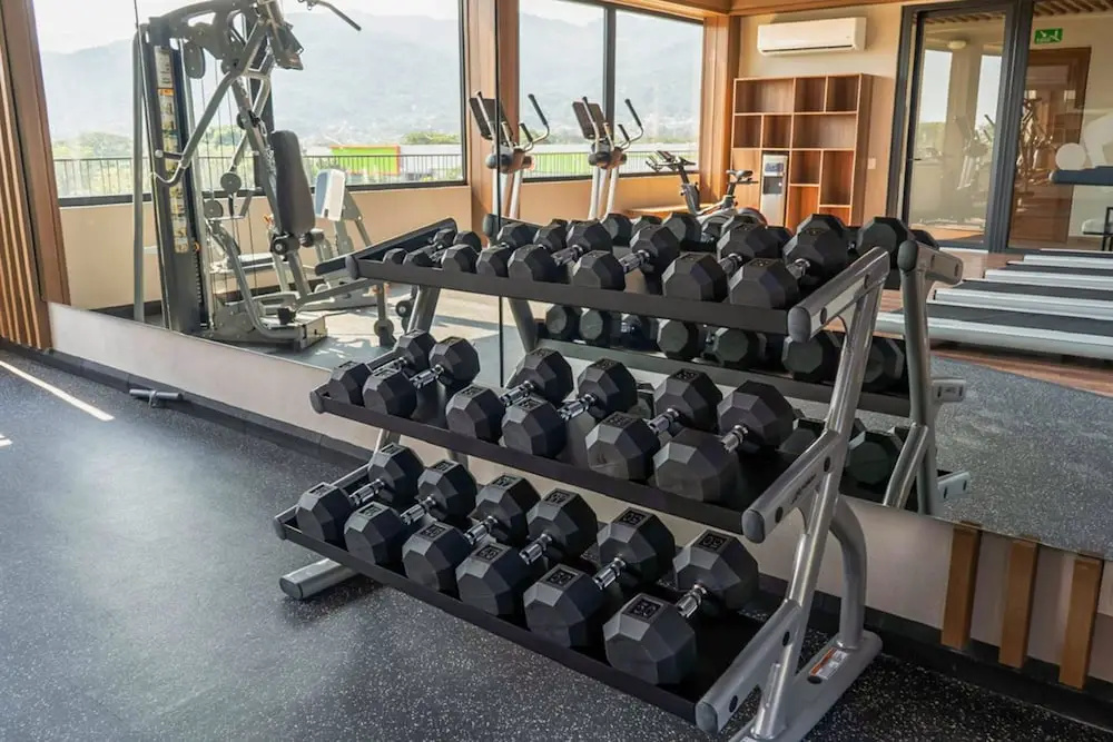 Modern Condo With Rooftop Pool, Balcony, gas Grill & gym Access
