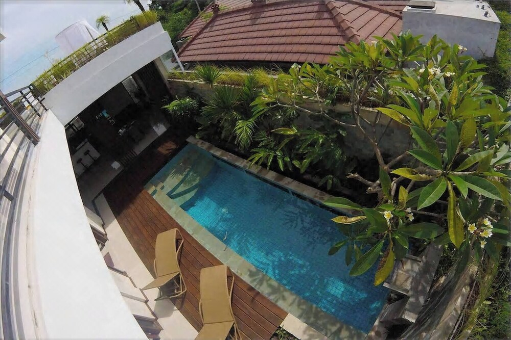 3 BR, 250 Sqmt Villa, Terrace, 10 min Available