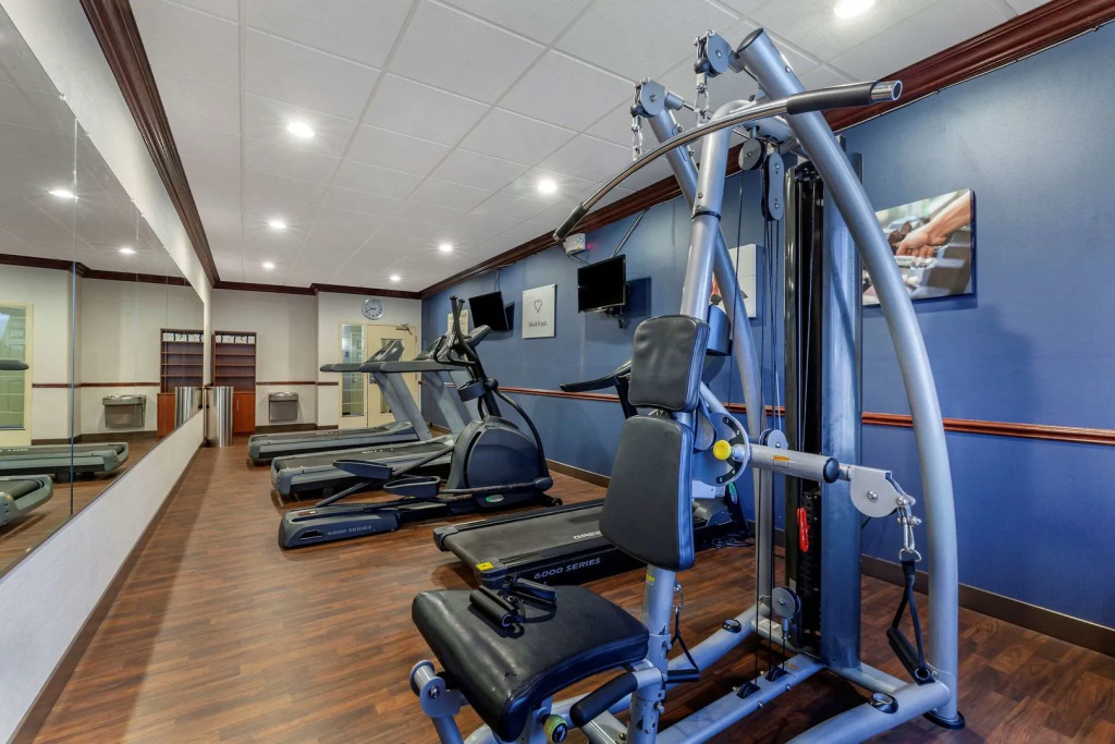 Holiday Inn Express & Suites Milwaukee NW - Park Place by IHG