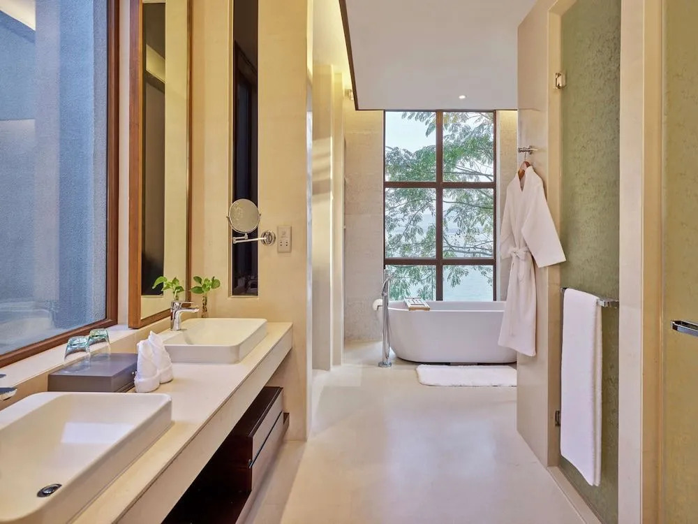 Lushan West Sea Resort, Curio Collection by Hilton