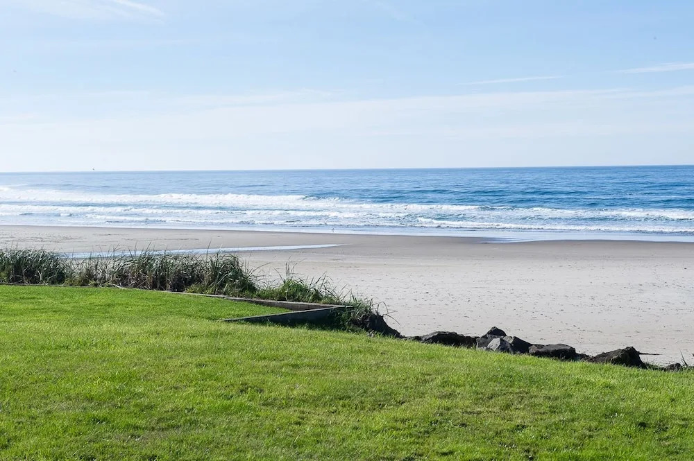 Beach Bungalow Roads End 2 Br cottage by RedAwning