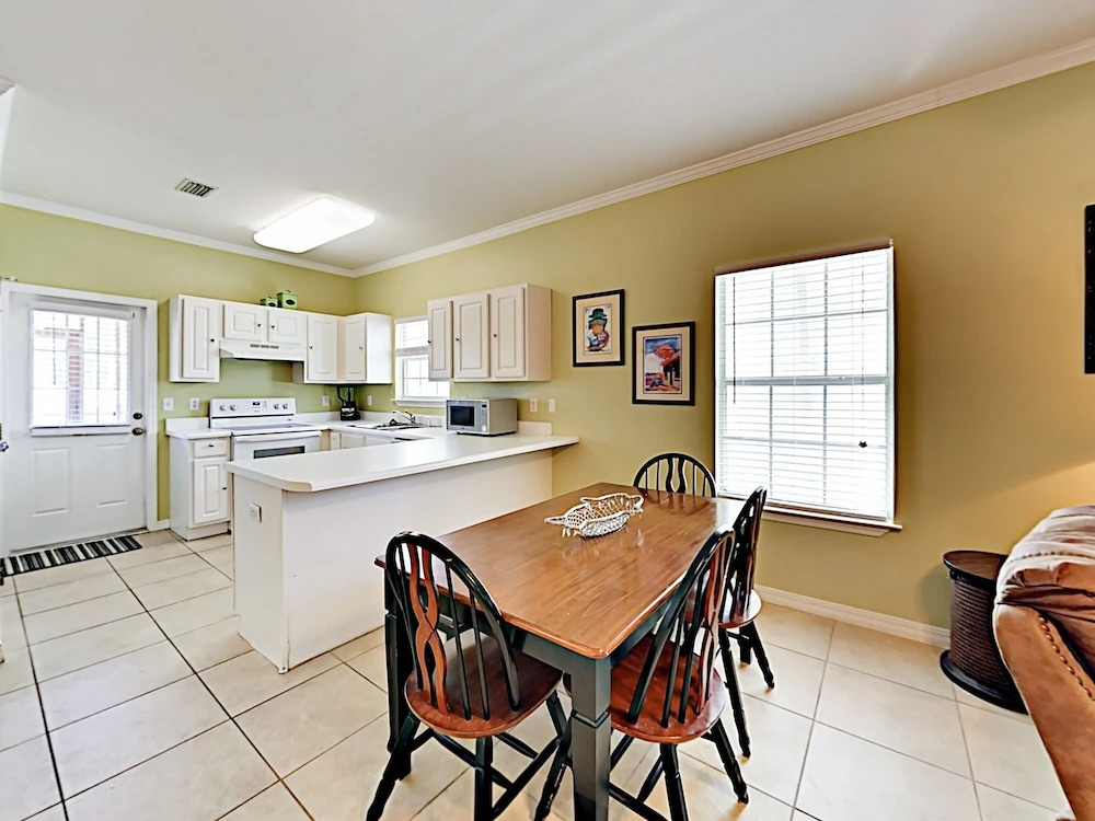 Ranch-style W/ Pool & Screened Patio 3 Bedroom Condo