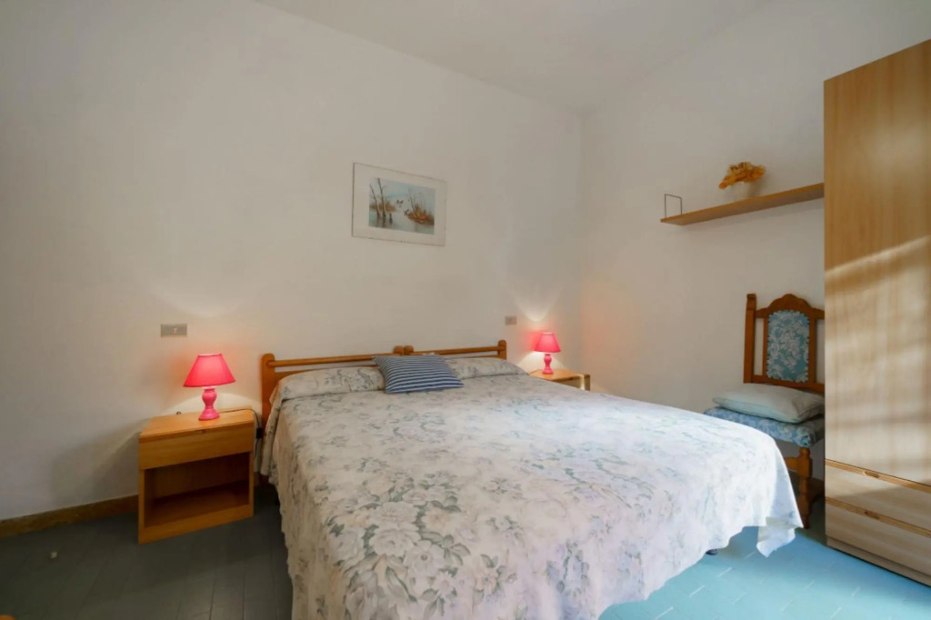Pomonte La Posta large outdoor spaces and parking a few steps from the beach-POMONTE LA POSTA