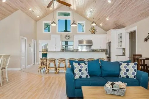 Gulf Pearl by RedAwning
